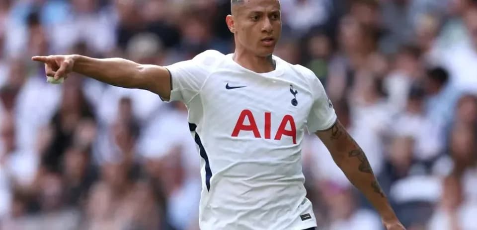 Joueur de Tottenham indiquant une direction sur le terrain