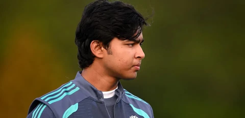 Joueur de cricket en tenue d'entraînement sur le terrain
