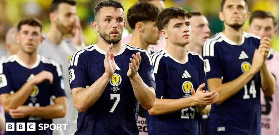 Joueurs écossais applaudissant après le match