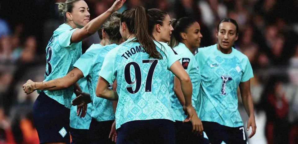 Joueuses célébrant un but ensemble sur le terrain