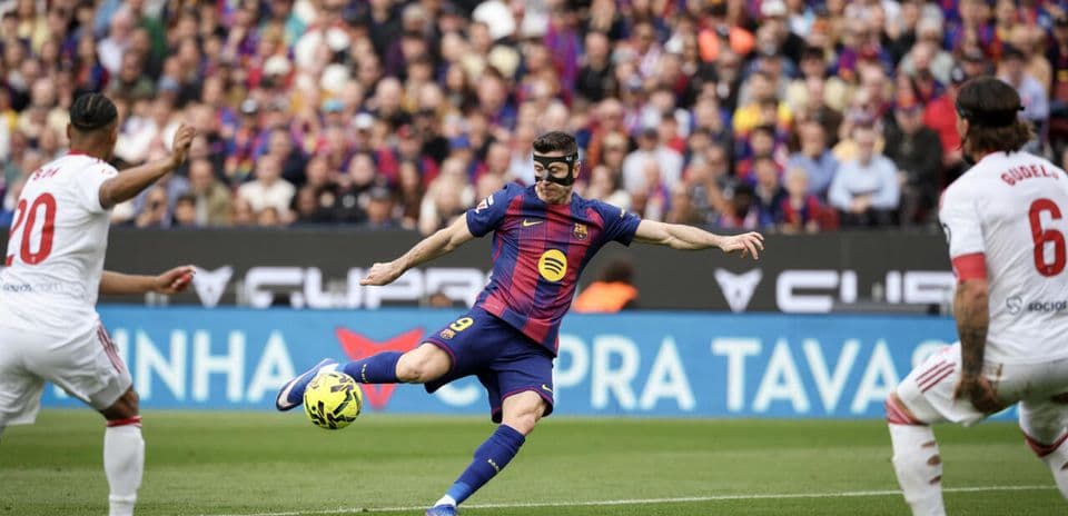 Joueur de Barcelone tirant au but contre l'adversaire