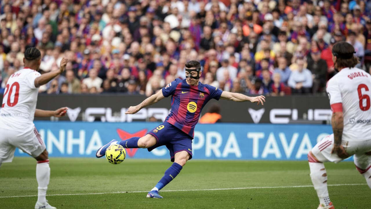 Joueur de Barcelone tirant au but contre l'adversaire