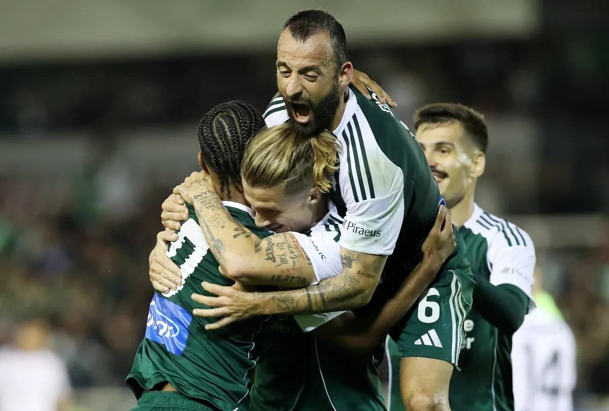 Joueurs de Panathinaikos célébrant un but