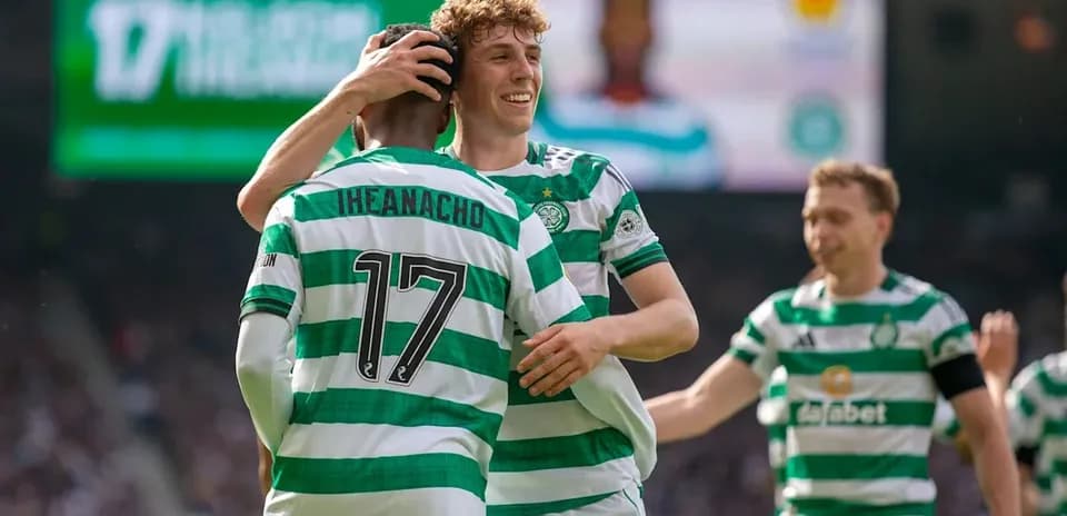 Joueurs de Celtic célébrant un but ensemble