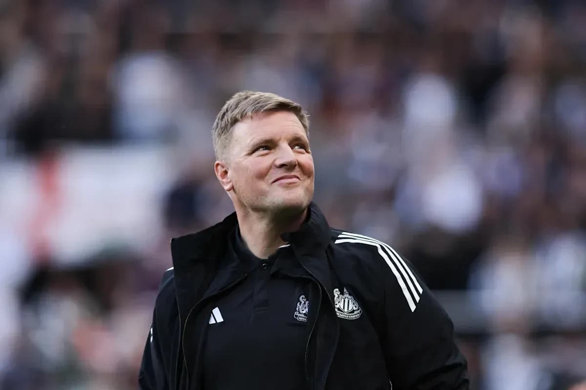 Entraîneur de Newcastle observant le match depuis le bord du terrain