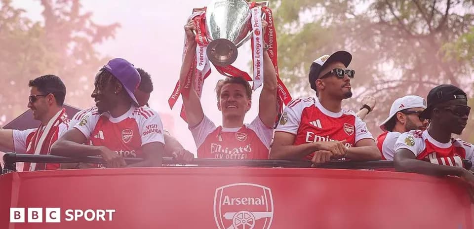 Joueurs d'Arsenal célébrant avec le trophée de la Premier League