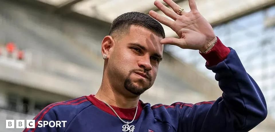 Joueur saluant depuis le terrain du stade