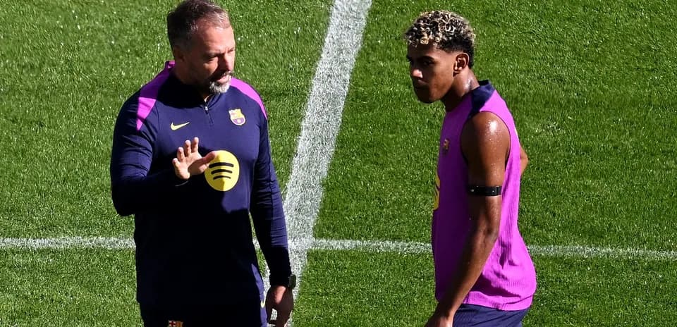 Entraîneur discutant avec joueur lors de l'entraînement