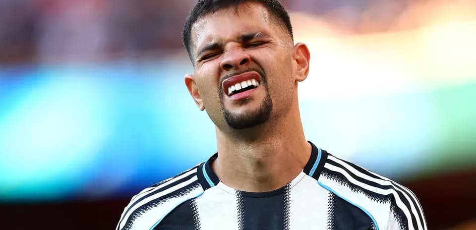 Joueur de Newcastle grimace pendant un match