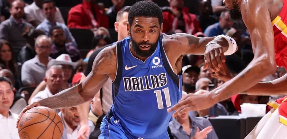 Joueur dribblant pendant un match de basket