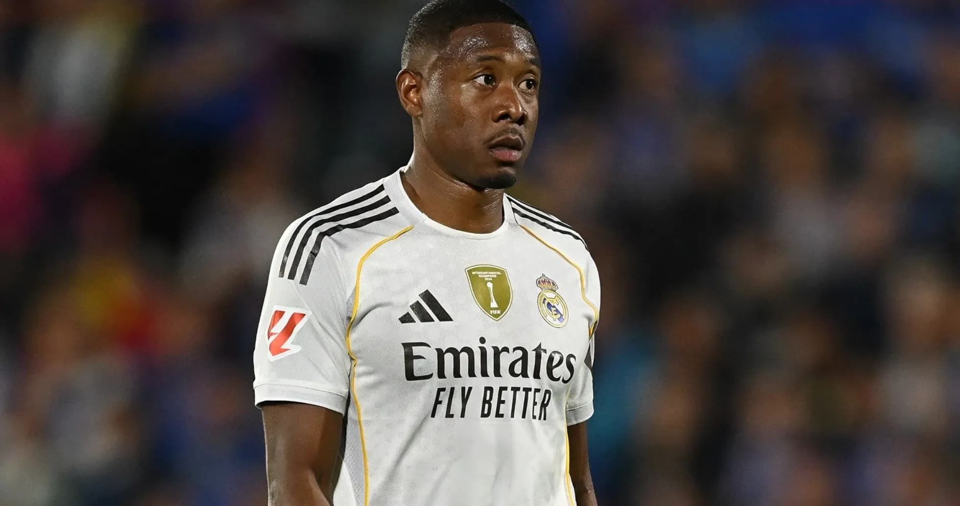 Joueur de Real Madrid en tenue sur le terrain