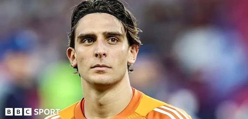 Gardien de but en tenue orange sur le terrain
