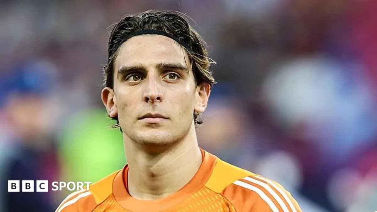 Gardien de but en tenue orange sur le terrain