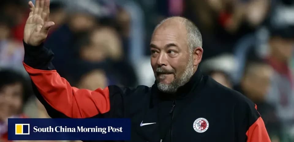 Entraîneur saluant les supporters lors d'un match