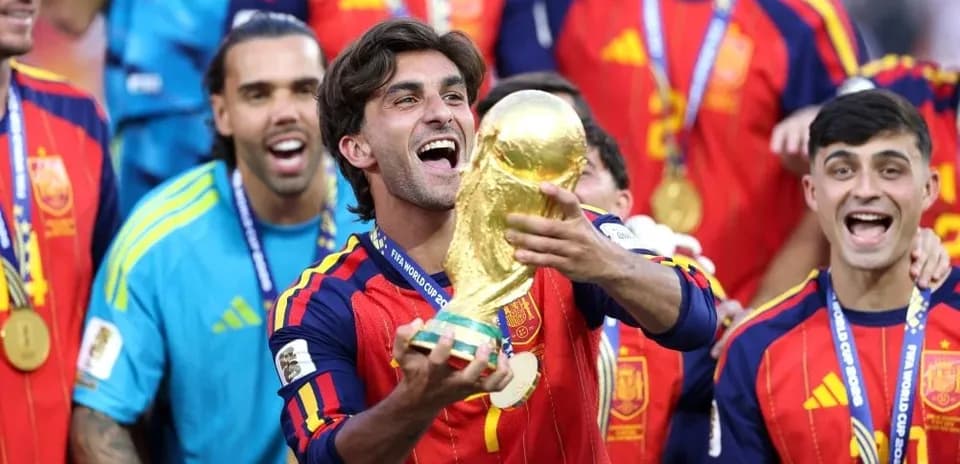 Joueur espagnol célébrant avec la Coupe du Monde