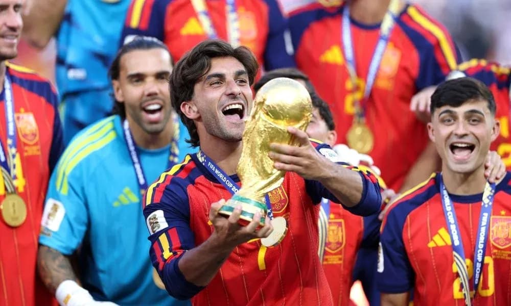 Joueur espagnol célébrant avec la Coupe du Monde