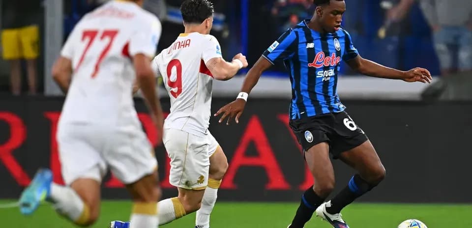Joueur d'Atalanta dribblant face à un adversaire