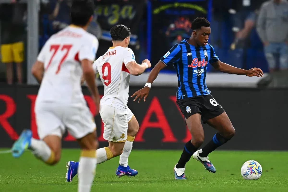 Joueur d'Atalanta dribblant face à un adversaire