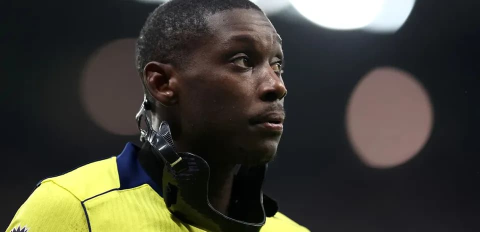 Joueur portant un collier cervical sur le terrain
