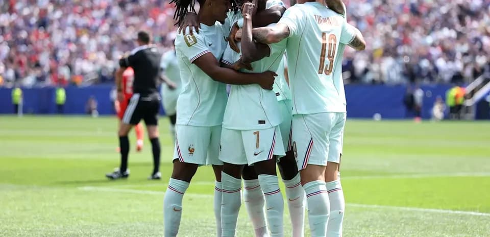 Joueurs de l'équipe de France célébrant un but
