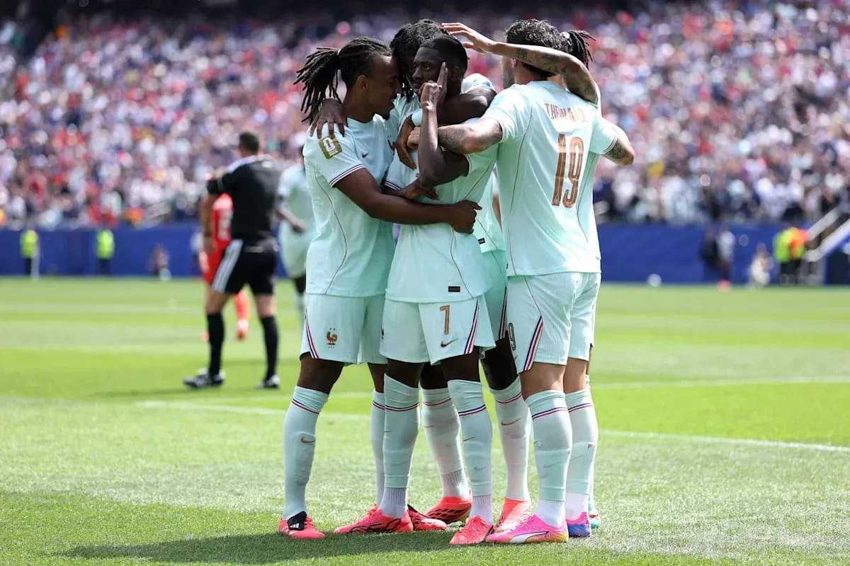 Joueurs de l'équipe de France célébrant un but