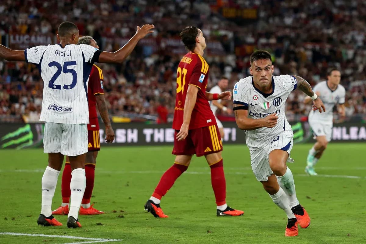 Lautaro Martínez célèbre un but contre AS Roma