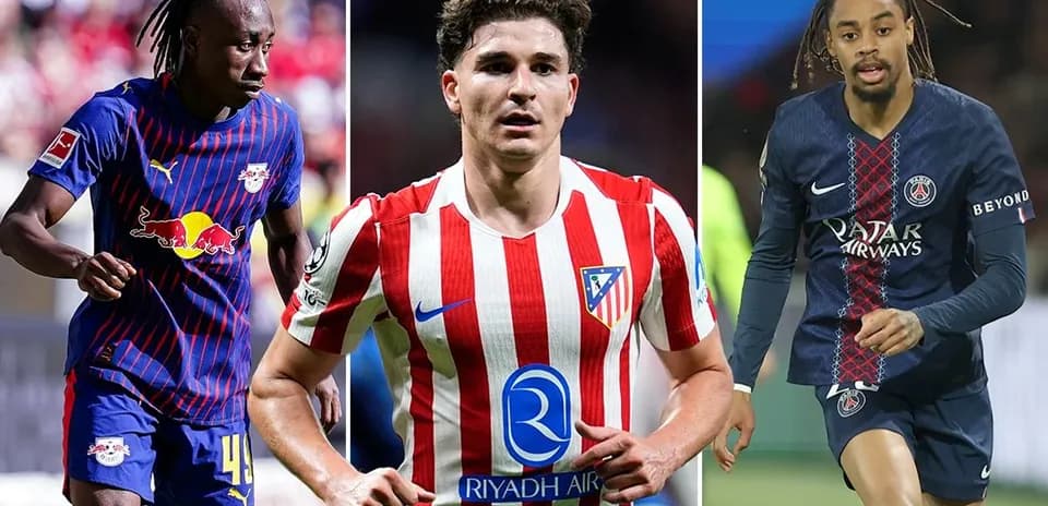 Trois joueurs de football en action sur le terrain