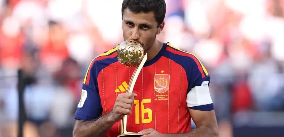 Joueur espagnol embrassant la coupe après la victoire