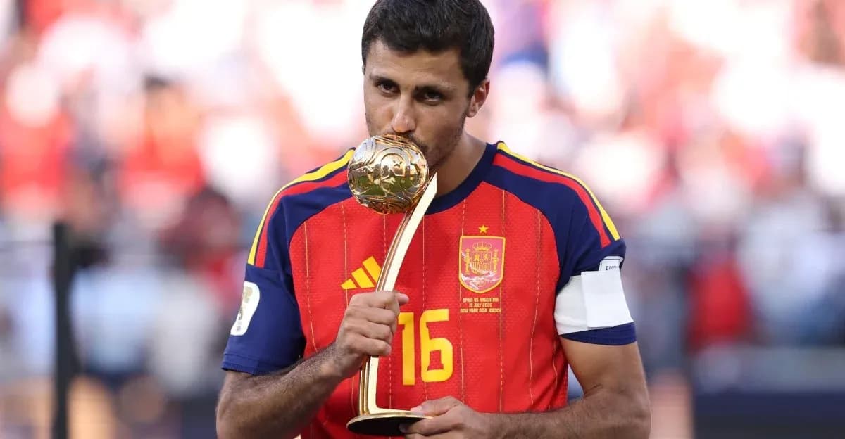 Joueur espagnol embrassant la coupe après la victoire