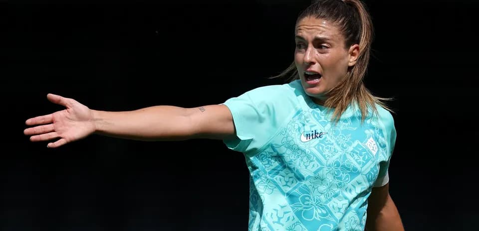 Joueuse de football donnant des instructions sur le terrain