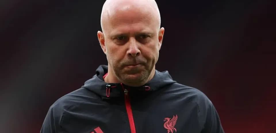 Entraîneur de Liverpool entrant sur le terrain