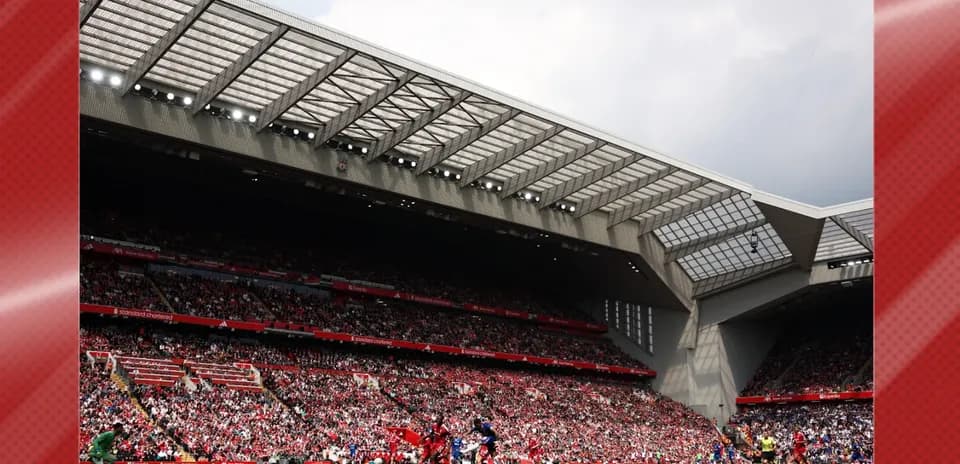 Stade rempli de spectateurs pendant un match de football