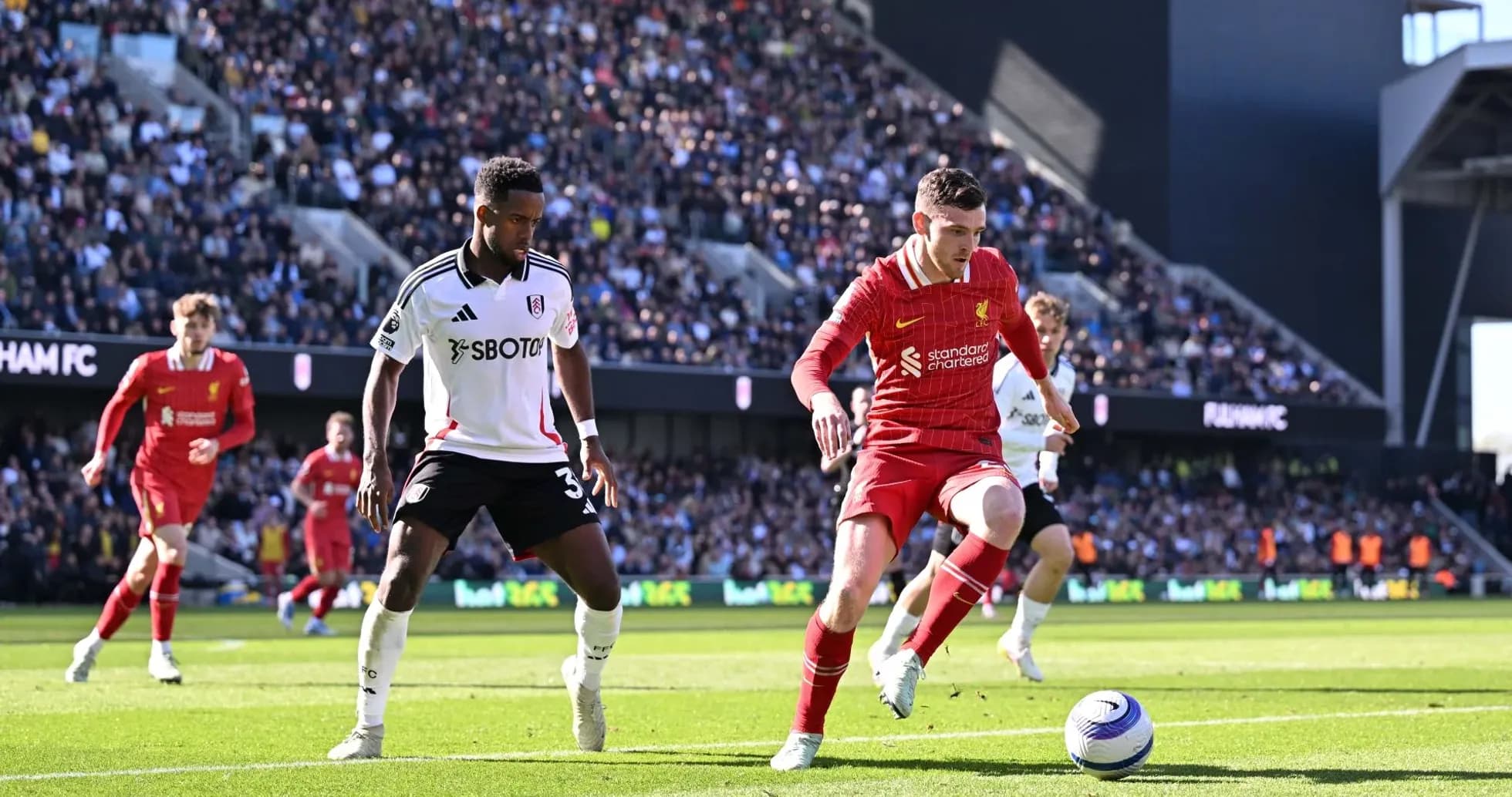 Joueurs de Liverpool et Fulham en action