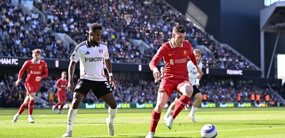 Joueurs de Liverpool et Fulham en action