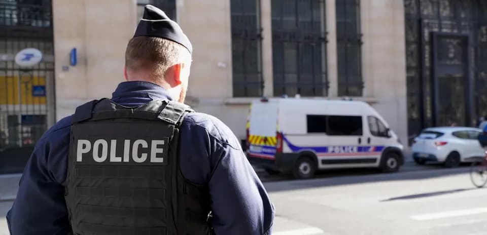 Agent de police observant la rue devant fourgon