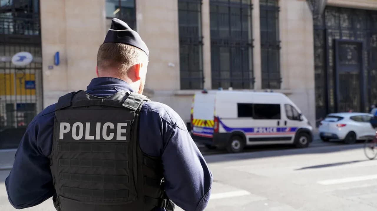 Agent de police observant la rue devant fourgon