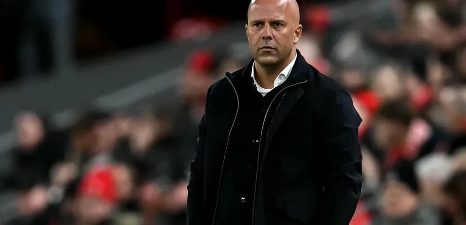 Entraîneur observant le match depuis la touche