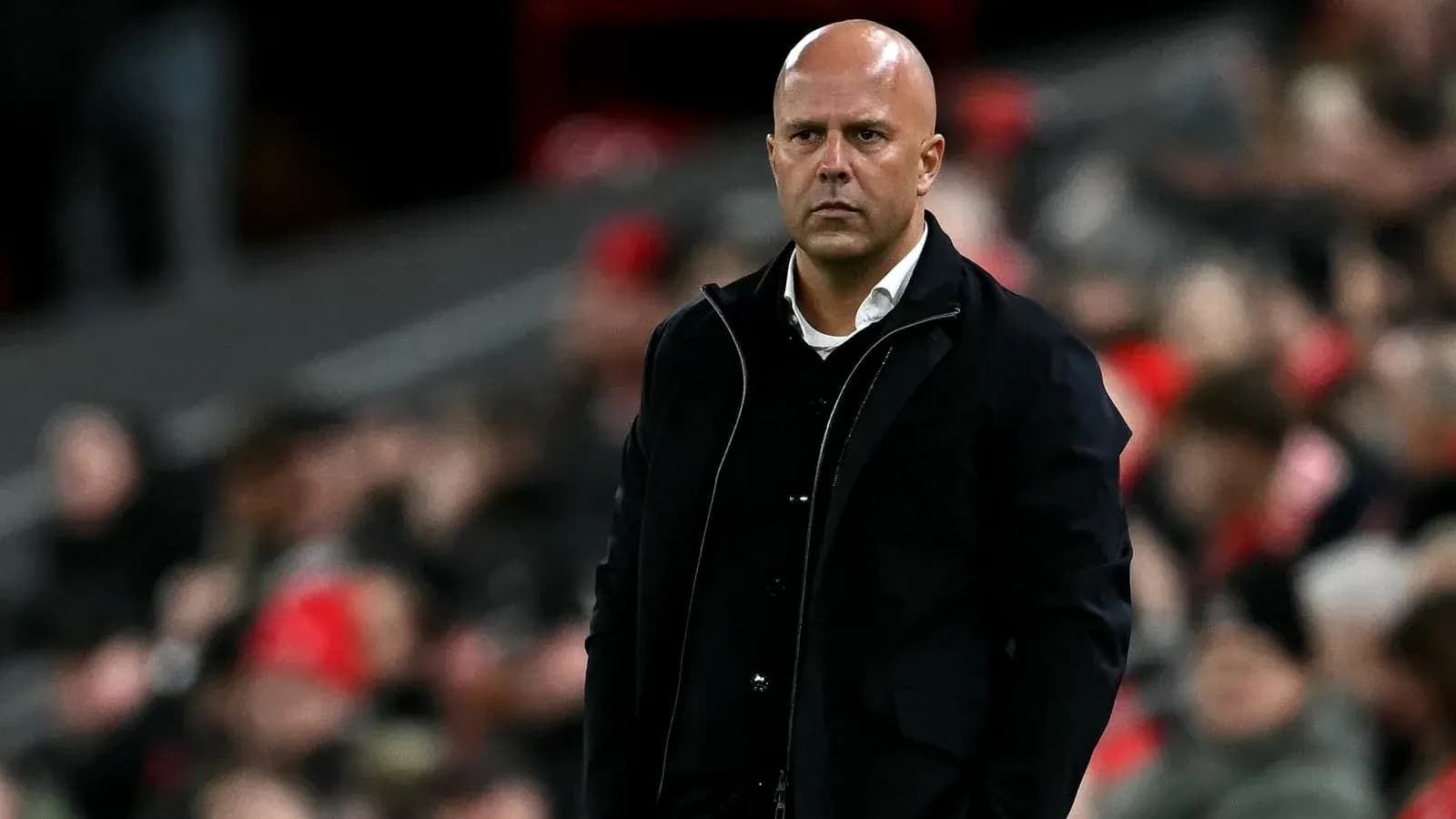 Entraîneur observant le match depuis la touche