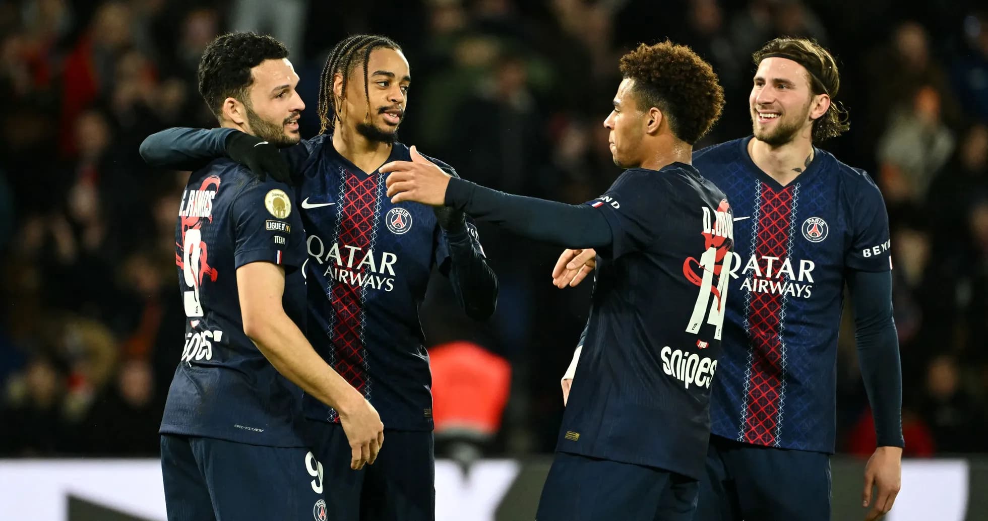 Joueurs du PSG célébrant un but ensemble