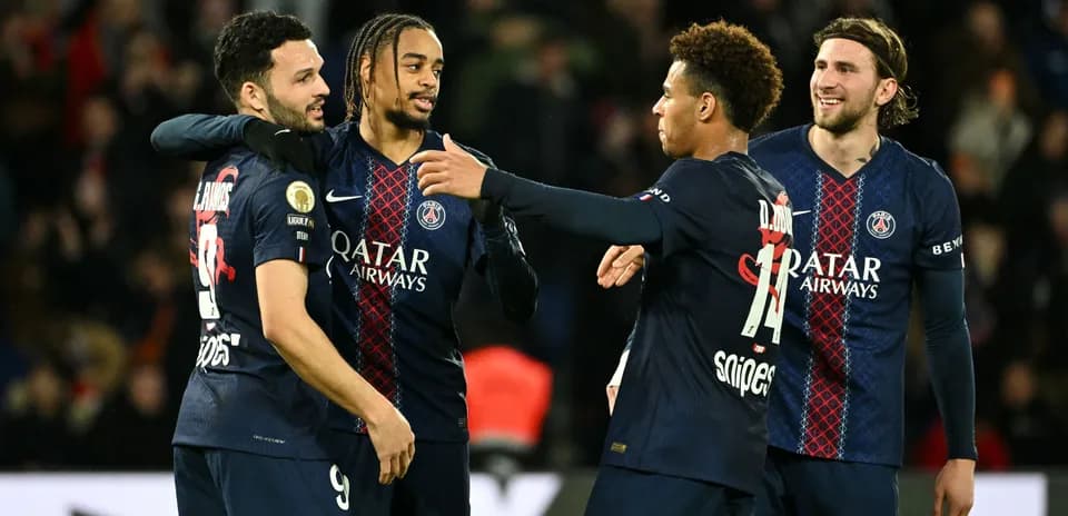 Joueurs du PSG célébrant un but ensemble