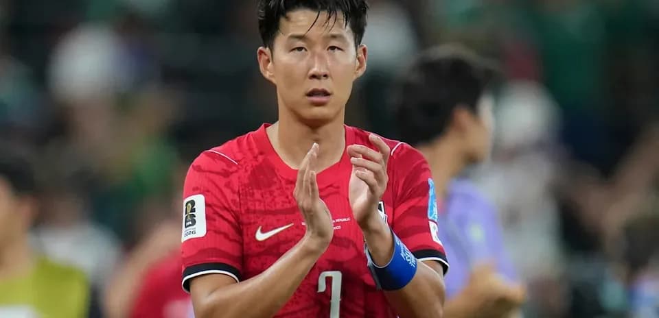 Joueur coréen applaudit après un match