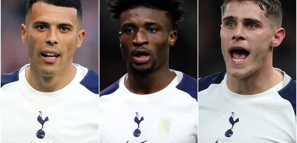 Trois joueurs de Tottenham en maillot blanc sur fond sombre