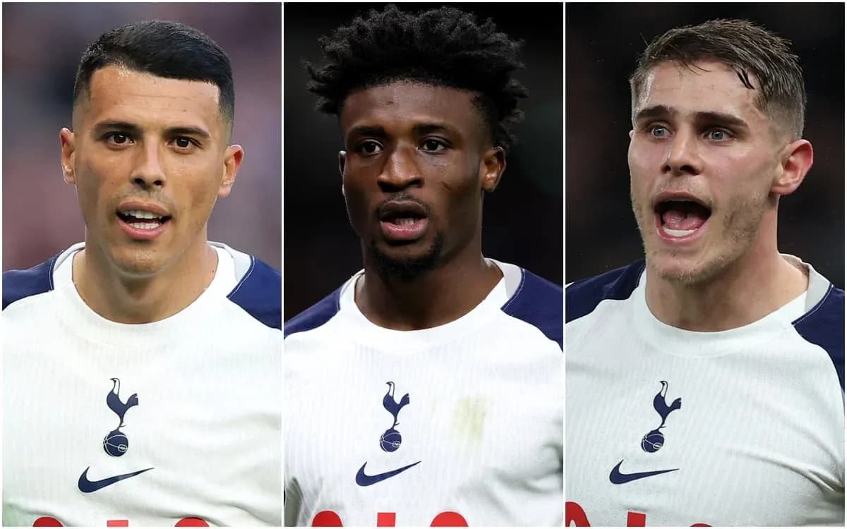 Trois joueurs de Tottenham en maillot blanc sur fond sombre