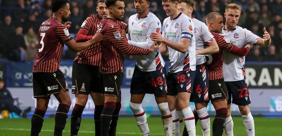 Joueurs de Bradford et Bolton en confrontation sur le terrain