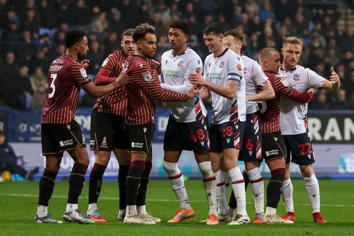 Joueurs de Bradford et Bolton en confrontation sur le terrain
