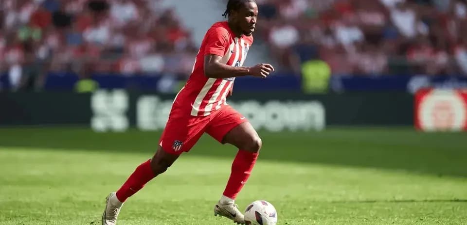 Joueur d'Atlético Madrid courant avec le ballon