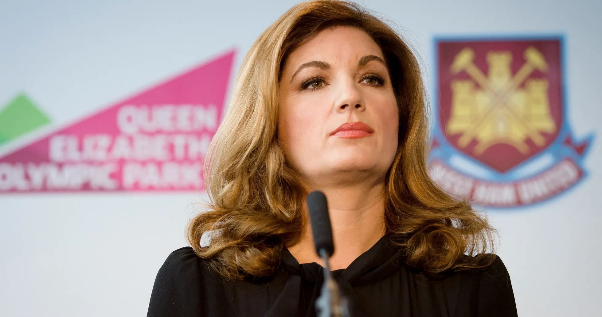 Femme parlant au podium lors d'une conférence de presse