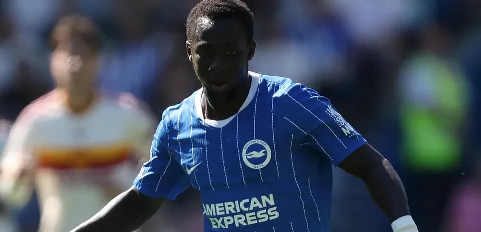 Joueur de Brighton dribblant avec le ballon sur le terrain