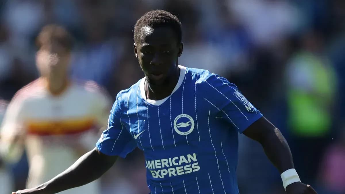Joueur de Brighton dribblant avec le ballon sur le terrain