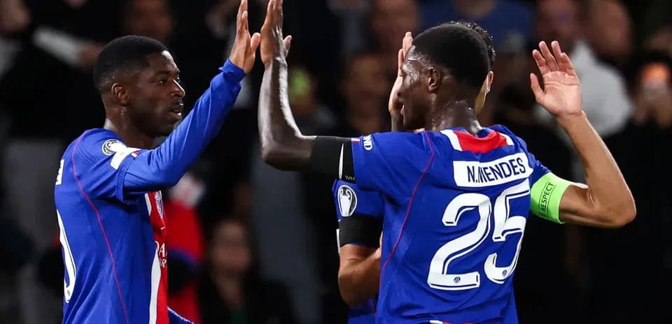 Joueurs du PSG célébrant un but ensemble